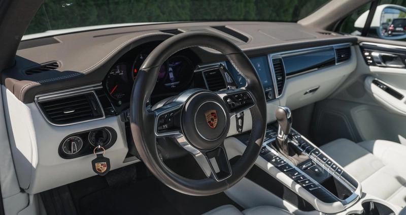 Porsche Macan cena 159990 przebieg: 139900, rok produkcji 2017 z Przedbórz małe 781